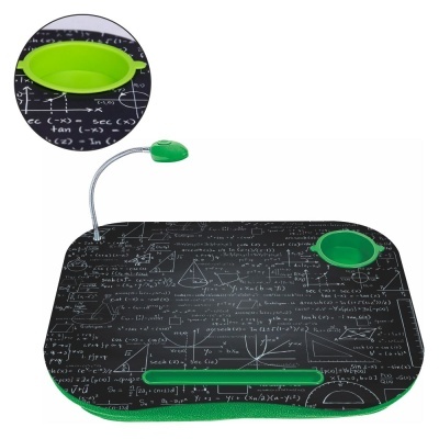 Suporte para laptop preto com fórmulas matemáticas e detalhes verdes