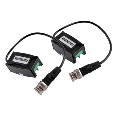 Par de video baluns pretos com cabos e conectores BNC