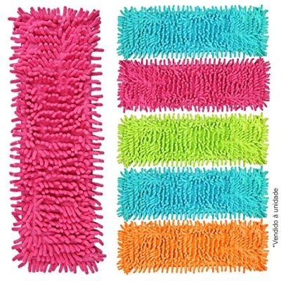 Cinco tapetes retangulares de microfibra coloridos com textura felpuda