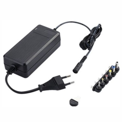 Carregador universal preto com múltiplas pontas intercambiáveis