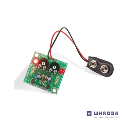 Placa eletrónica com LEDs e conector para bateria 9V sobre fundo branco