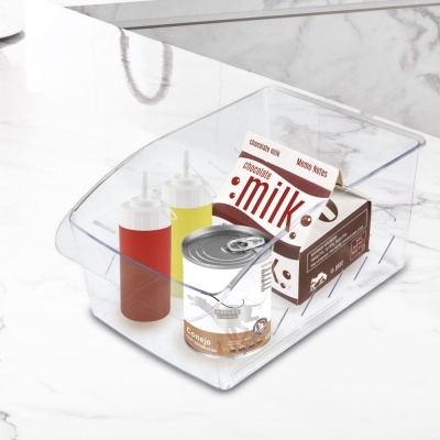 Organizador acrílico transparente com embalagens de leite, lata para coelho e frascos de condimento