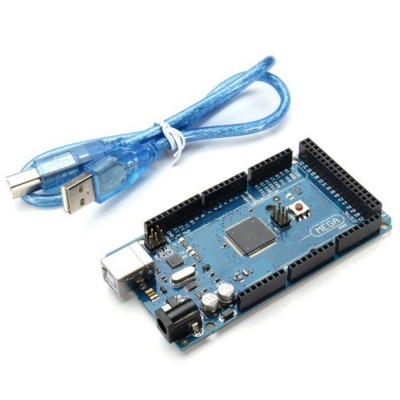 Placa de desenvolvimento azul com microcontrolador e cabo USB azul