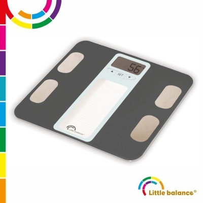 balança digital de corpo cinza escuro com visor digital e quatro eletrodos metálicos