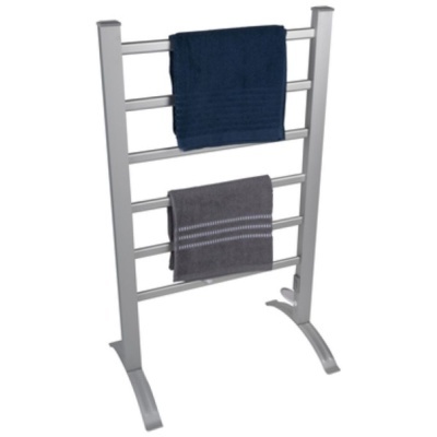 Suporte metálico prateado para toalhas com duas toalhas penduradas