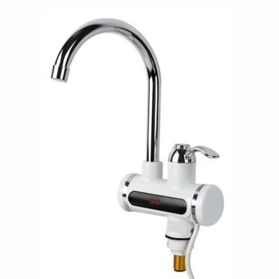 Torneira elétrica branca com bico cromado e visor digital vermelho