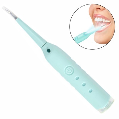 Dispositivo elétrico azul claro para higiene oral com ponta fina e botão de ligar/desligar