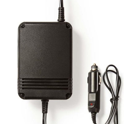 Carregador preto com cabo e plugue para isqueiro de carro sobre fundo branco