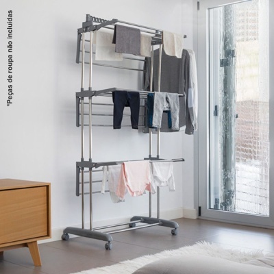 Estendal de roupa metálico cinzento com rodas num quarto branco e cinzento