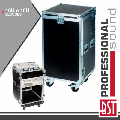 Equipamentos de som profissionais em caixas de transporte pretas com moldura metálica