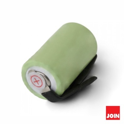 Bateria cilíndrica verde com símbolo positivo e presilha preta, fundo branco, logótipo JOIN vermelho