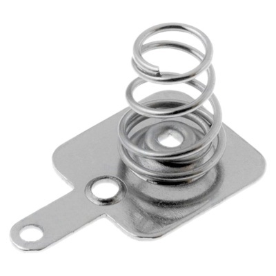 Peça metálica com mola helicoidal prateada e base de aço com furos para parafusos