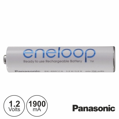 Pilha recarregável Panasonic Eneloop cinzenta com texto azul e preto