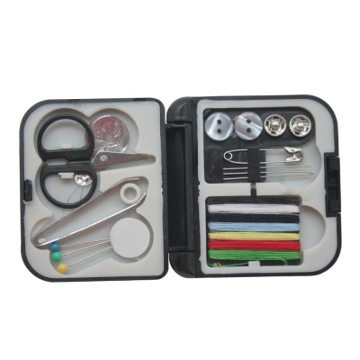 Kit de costura portátil com tesoura, alfinetes, botões, agulhas e linhas coloridas