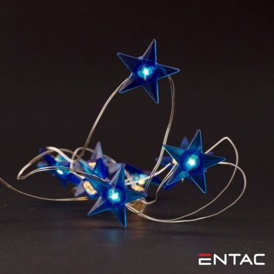 Cordão de luzes com estrelas azuis iluminadas e fios prateados