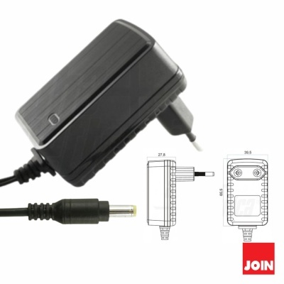 Carregador elétrico preto com ficha europeia e cabo