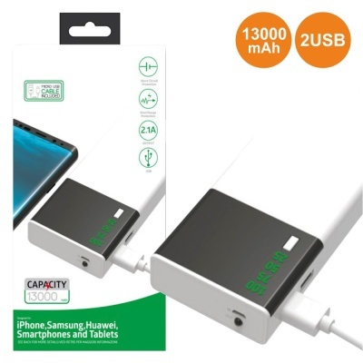 Power bank preto e branco com ecrã digital verde e embalagem branca e verde