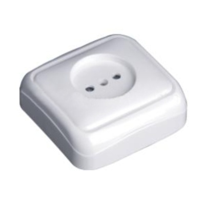 Tomada elétrica branca quadrada com três furos redondos