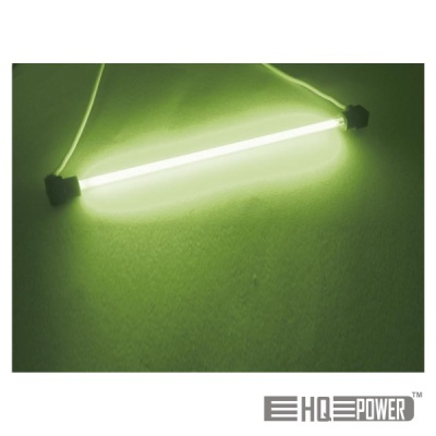 Lâmpada LED tubular branca montada numa parede verde com suporte preto