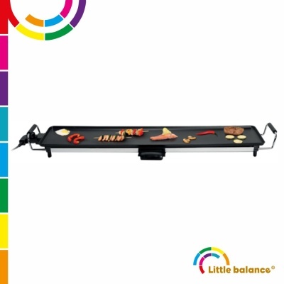 Grelhador elétrico preto retangular com alimentos variados a grelhar.