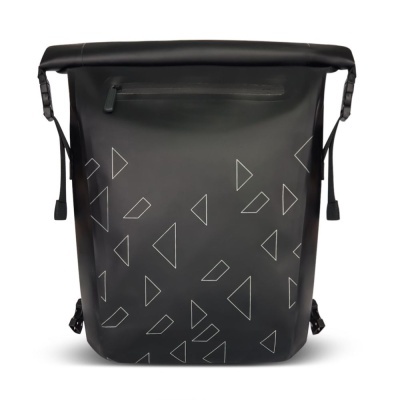 Mochila preta com padrão geométrico branco e fecho superior enrolável