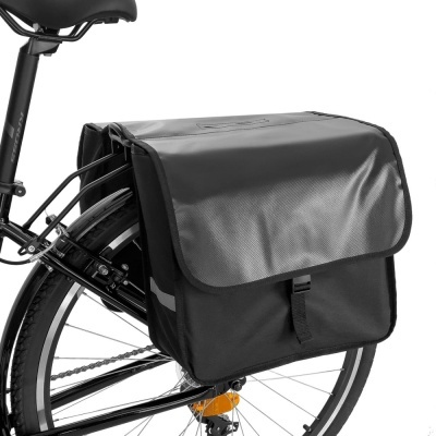 Bolsa preta para bicicleta fixada na traseira