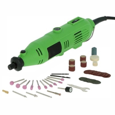 Conjunto de ferramenta rotativa verde com acessórios variados sobre fundo branco