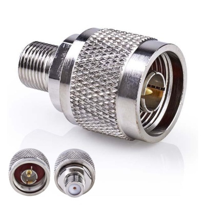 Adaptador metálico coaxial prateado com textura de grelha