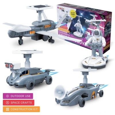 Kit de construção com três veículos espaciais cinza e branco com painéis solares e figura de astronauta