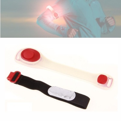 Pulseira branca com luz LED e correia preta para visibilidade noturna