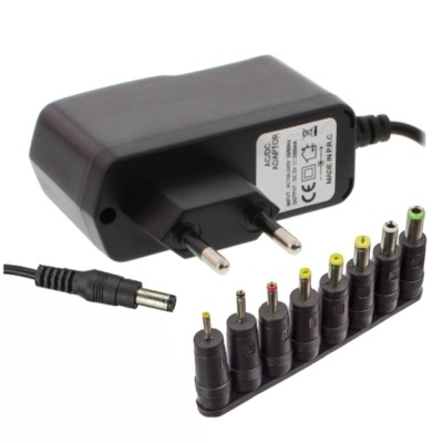 Adaptador AC/DC preto com ficha europeia e 8 pontas intercambiáveis de vários tamanhos