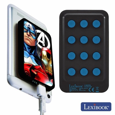 Carregador portátil Lexibook com ventosas azuis ao lado de smartphone com capa dos Vingadores.
