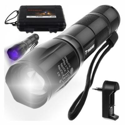 Lanterna preta com zoom e acessórios, incluindo estojo rígido e carregador