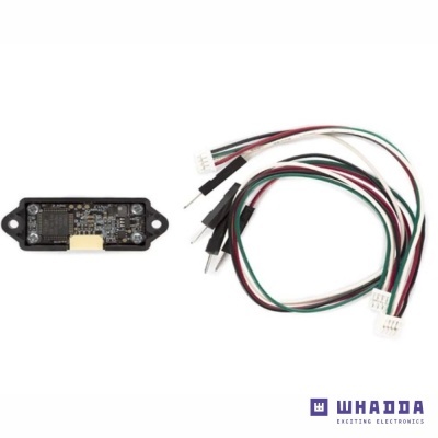 Módulo eletrónico preto e cabos multicoloridos com conectores brancos sobre fundo branco