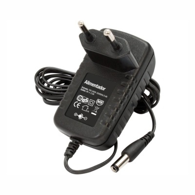 Carregador de alimentação preto com cabo e ficha europeia