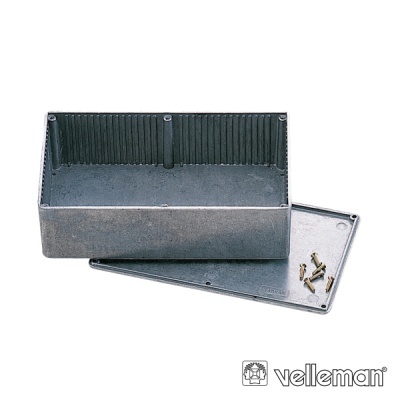 Caixa eletrónica metálica cinza com tampa e parafusos ao lado