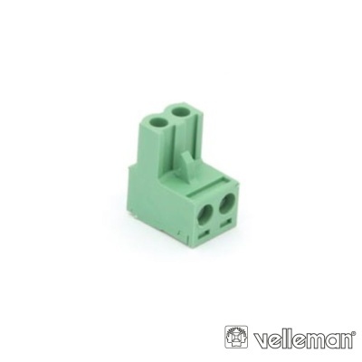 Conector elétrico verde com quatro orifícios em fundo branco