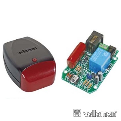 Kit electrónico com caixa plástica preta e vermelha e circuito impresso com componentes