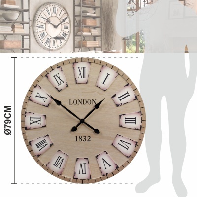 Relógio de parede redondo com números romanos, madeira clara e texto 'LONDON 1832'
