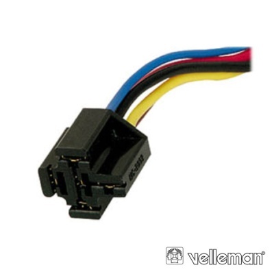 Conector elétrico preto com quatro pinos e fios coloridos