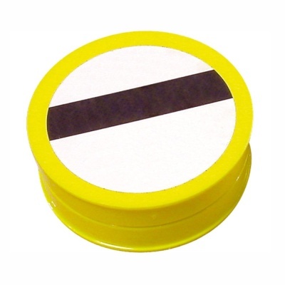 botão redondo amarelo com barra preta horizontal no topo branco