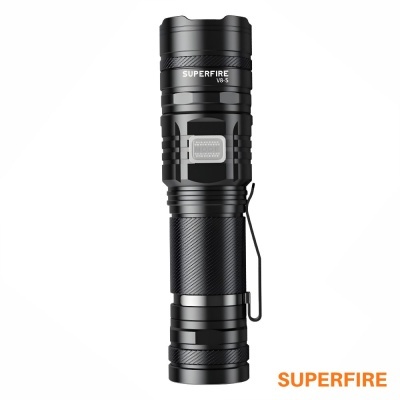 Lanterna preta de metal com marca SUPERFIRE V8S e texto laranja SUPERFIRE no fundo