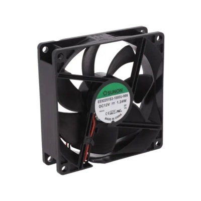 Ventoinha eléctrica quadrada preta com etiqueta central verde e branca