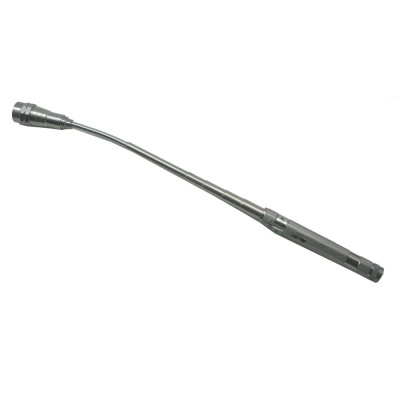 Ferramenta flexível metálica prateada com ponta mais espessa sobre fundo branco