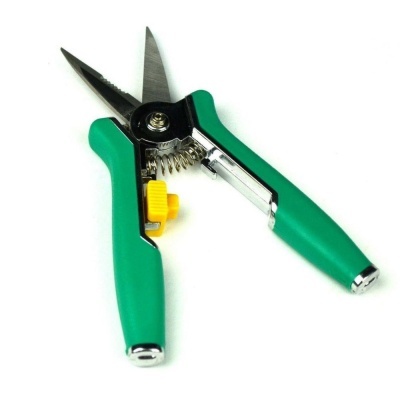 Tesoura de jardim com cabo verde e lâminas metálicas