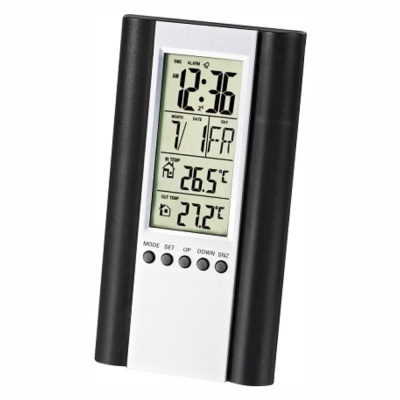 Relógio digital em plástico preto e branco com visor LCD e botões na parte inferior