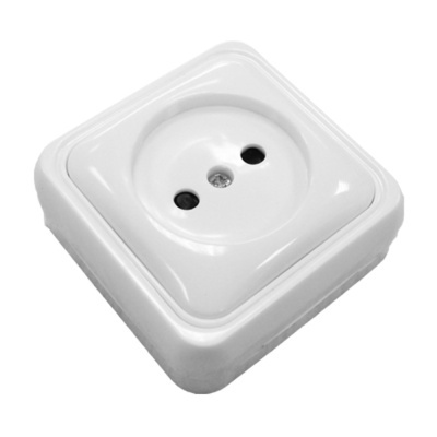 Tomada elétrica branca de parede quadrada com três orifícios