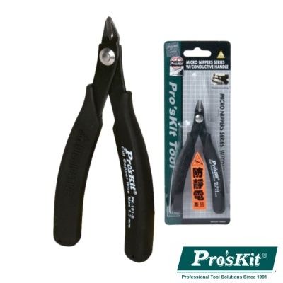 Alicate de corte preto Pro'sKit com punhos condutivos na embalagem.