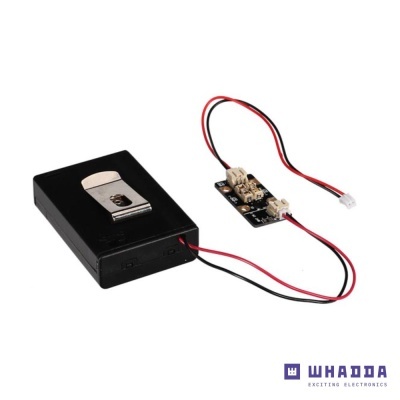 Caixa preta com clip metálico e circuito eletrônico com fios sobre fundo branco