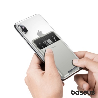 Suporte para cartões cinza colado na capa transparente de telemóvel prateado com cartão VISA preto